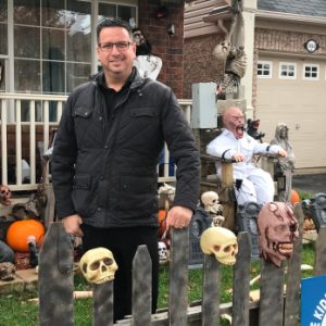 太滑稽!今天是万圣节 Milton镇这个房子的装饰太吓人 被邻居举报