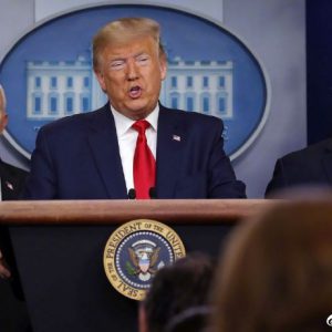 美国总统特朗普、副总统彭斯和美国疾控中心等官员就美国新冠肺炎疫情最新情况及防控出席发布会