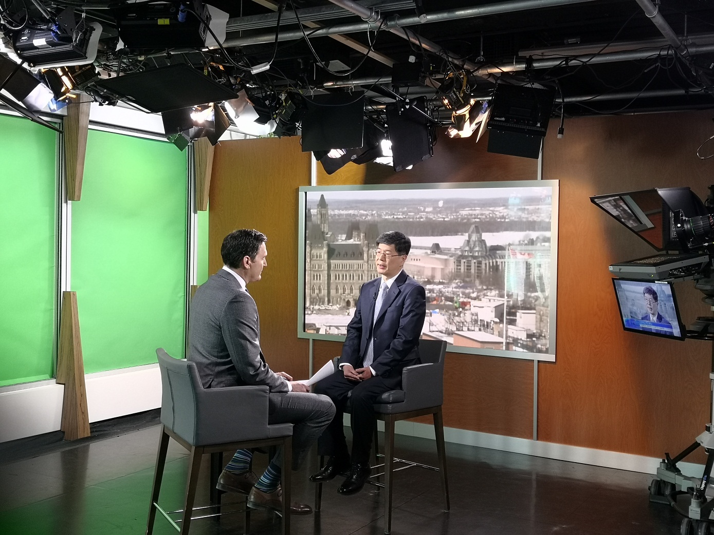 丛培武大使就抗击新冠肺炎疫情等接受加拿大电视台知名时政节目“提问时刻”采访