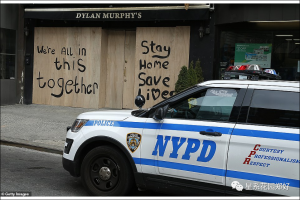 纽约暴乱将至?病毒摧毁警局,市长释放全部在押犯,商户纷纷加固门店 ,城市正滑入失序的深渊