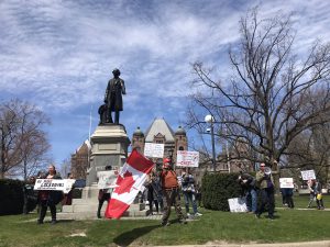多伦多市中心发生民众集会抗议隔离封城,标语内容五花八门,啼笑皆非
