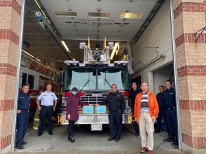 “抗击疫情,永续爱心”— 加拿大中国专业妇女协会捐赠Kn95 防护口罩给烈治文山消防局