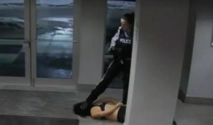 华裔女生身着内衣被加拿大皇家女警暴力对待