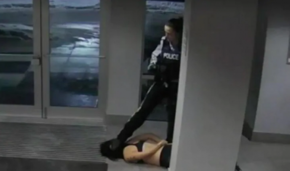 华裔女生身着内衣被加拿大皇家女警暴力对待