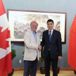 中国新任大使参观白求恩故居并与加拿大白求恩医学发展协会举行座谈会